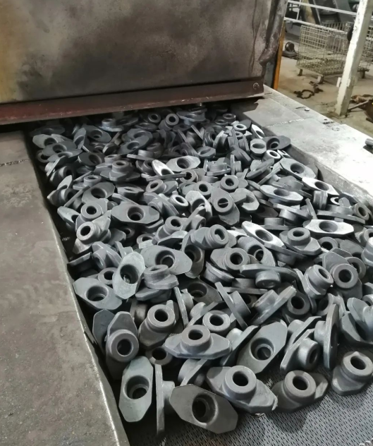 用网带炉对40Cr上锁体本体调质处理(图1)